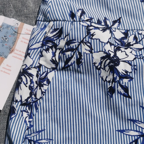 Size 4 S.C. & Co. Skort tummy control blue white floral stripes pockets NWT New - Picture 3 of 12